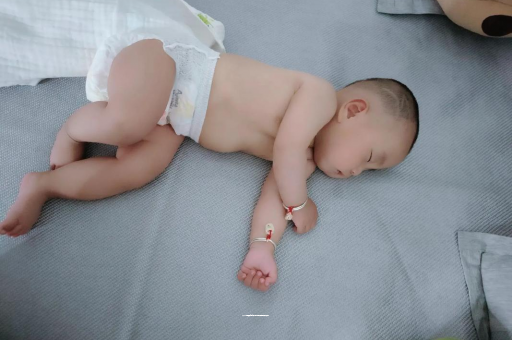 商水宝宝流白色粘鼻涕